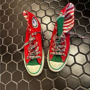 Vintage Christmas Converse Women's Red and Green Sneakers 6-1/2 men’s. Women’s 9